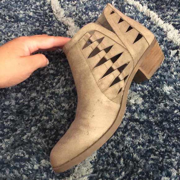 Carlos Santana Bayley Booties - Picture 2 of 16